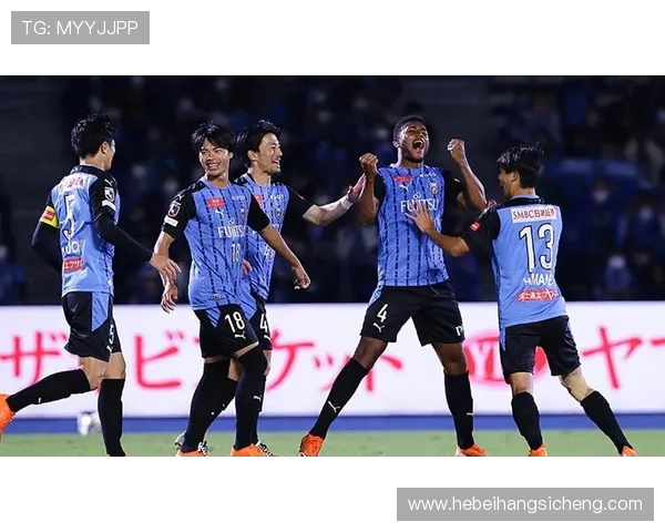 年轻前锋绝杀助力球队逆转夺冠引发球迷激情沸腾全场欢呼不断声势